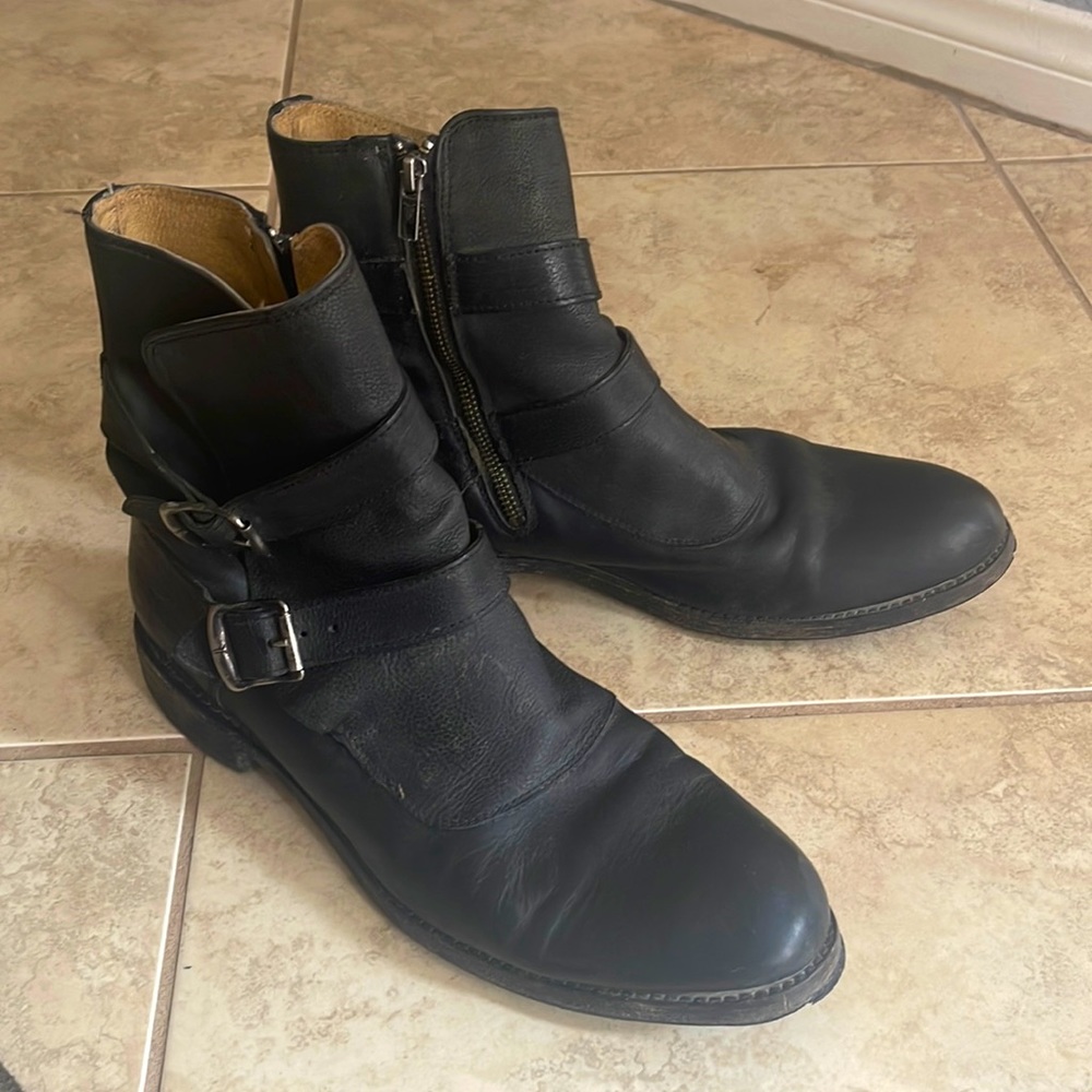 Mens 11 Frye boots.